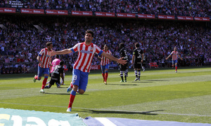 Diego Costa celebra el primer tanto de la tarde en el Calderón.